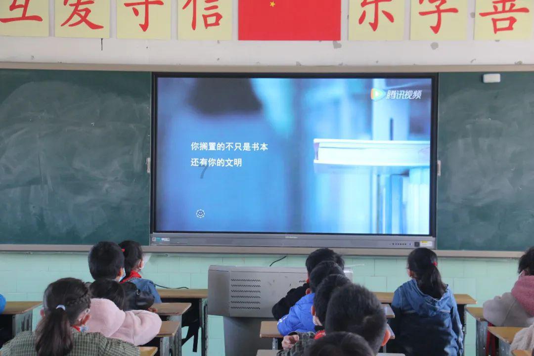 救援男孩毕业生